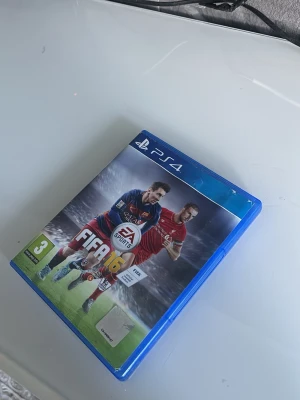 FIFA 16 till PS4 - Säljer spelet FIFA 16 till PlayStation 4. Spelet kommer i ett blått plastfodral med omslag där två fotbollsspelare syns. Inuti finns både skiva och manual. Perfekt för dig som gillar fotbollsspel och vill utmana vänner på matcher.