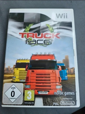 Truck Racer till Nintendo Wii - Truck Racer är ett racingspel till Nintendo Wii där du tävlar med stora lastbilar på olika banor. Omslaget visar färgglada lastbilar i rött, gult och blått mot en stadsmiljö. Spelet ges ut av Nordic Games och har PEGI 3-märkning.