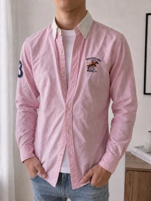 Rosa Ralph Lauren skjorta - Rosa Ralph Lauren skjorta i strl L men sitter som en M. Bra skick utan nåra defekter och hör gärna av er vid frågor elr funderingar!!