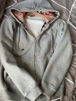 Zara - Snygg grå hoddie knappt använd 