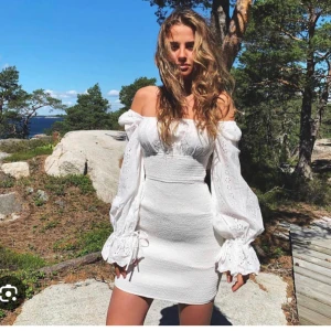 Vit adoore klänning med puffärmar - Vit adoore klänning med puffärmar i storlek XS. Passar perfekt till studnet eller sommaren! Lånade bilder, skriv för egna💕