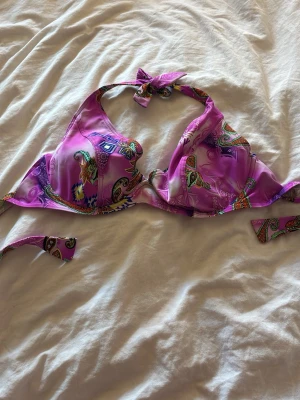 Bikini överdel - Säljer en överdel som jag köpte i Bulgarien 2025 i storlek 44, den har jätte fina mönster och sitter fint