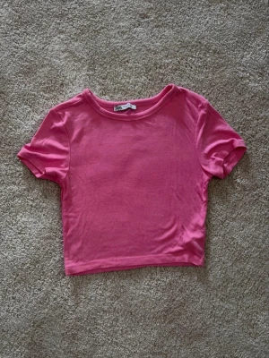 Cropped Rosa tröja  - Cropped Rosa tröja med mjukt material från Zara, perfekt till majoriteten av underdelar och är i väldigt bra skick