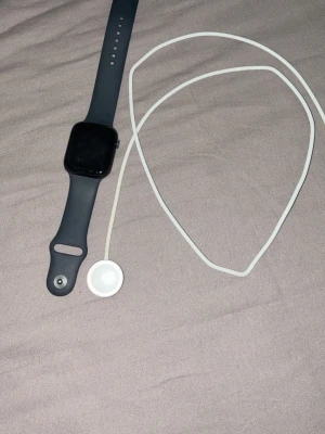 Apple Watch Series 9 med laddare - * ⌚ Apple Watch Series 9 * 📏 45 mm * 📡 GPS + Cellular (4G/LTE) * 🖤 Midnight / midnattsfärgad aluminium * 💾 64 GB * 🏃 Midnight Sport Band, M/L * 🔋 88 % batterihälsa * 🔌 Laddare ingår * 📦 Ingen originalkartong