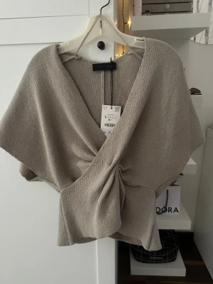 Zara tröja - Superfin beige unik tröja till hösten, skönt material, helt ny aldrig använd! 💞💞 säljs ej mer
