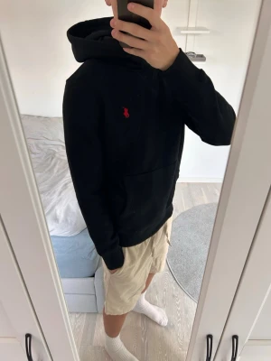 Ralph lauren svart hoodie - Ralph lauren svart hoodie. Storlek M men sitter som S.