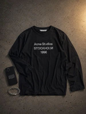 Svart långärmad Acne Studios t-shirt - Snygg svart långärmad t-shirt från Acne Studios med tryck på bröstet där det står 'Acne Studios STOCKHOLM 1996'. Klassisk rund hals och relaxed fit. Perfekt till jeans eller under en jacka.                                Använd någon gång endast! Har ej kvitto! 