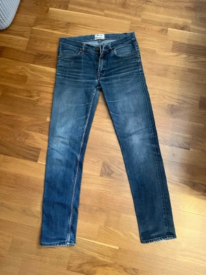 Acne studios jeans - Feta jeans från acne studios🔥Storleken är W30 L32 och passformen är slim fit. Hör av er om ni har några frågor! 