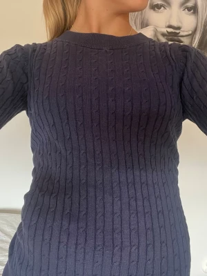 Mörkblå kabelstickad tröja - En mörkblå kabelstickad tröja med rund halsringning och långa ärmar!💕