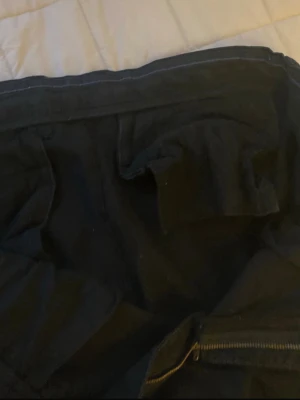 Svarta byxor från Camp Republic - Säljer ett par svarta jeans från Camp Republic i klassisk modell. Jeansen har dragkedja och normal passform, perfekta till alla tillfällen när du vill ha en enkel och stilren look.