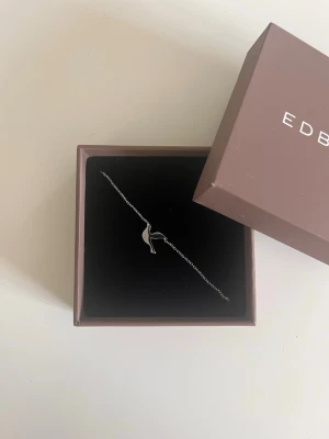 Silverfärgat armband med fågelberlock - Säljer ett armband i silver!
