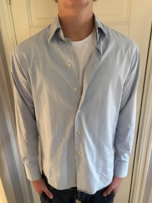 Skjorta Chapel hill  - Sofistikerad skjorta från Chapel i ljusblå färg i en mycket behaglig passform. Skjortan passar svin bra till alla årstider! Materialet är även oerhört komfortabelt och ger en fräsch känsla. Mannen på bilden är 194 cm. 