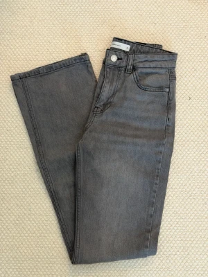 Full length flare petite jeans - Säljer ett par gråa full length flare petite jean från Gina tricot i storlek 32. Endast provade