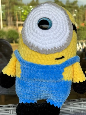 Gul och blå virkad minion-docka - Säljer en handgjord virkad mjukisdocka som föreställer en minion. Dockan är gul med blå hängselbyxor, svart handskar och skor samt ett stort vitt öga med svart pupill. Perfekt som dekoration eller present. Virkad av mig. 