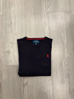 Mörkblå tröja från Polo Ralph Lauren - Klassisk mörkblå🔵 tröja från Polo Ralph Lauren. Tröjan är använd ett par gånger men har inga defekter! Tröjan är i storlek L (14-16) i barnstorlek men jag skulle säga att den passar XXS eller XS📐 Moddeln på bilden är 170cm lång och tröjan är lite liten. Köpt på Ralph Laurens hemsida! Skriv vid minsta fundering✅