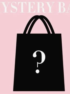 Mystery bag svart med kläder - En svart mystery bag med ett vitt frågetecken på framsidan. Väskan har två handtag och bakgrunden är ljusrosa. Perfekt för dig som gillar överraskningar och vill ha något unikt.