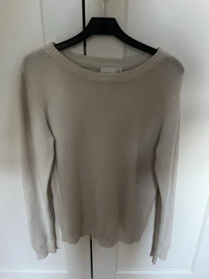 Beige stickad tröja med rund hals - Säljer denhär vita stickade tröjan från vila då den inte kommer till användning.