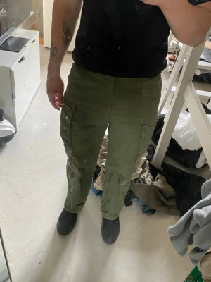 Cargo pants - Dr denim cargo pants  Riktigt bra passform på dessa enligt mig.  Står 29/32 men dom passar mig perfekt som har 31w och runt 30 längd .  Är 173cm lång