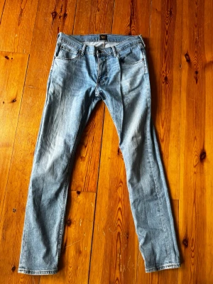 Jeans från LEE - Hej jag säljer mina Lee jeans som är sparsamt använda ett fåtal gånger säljer dom då dom inte passar mig och bara hängt i garderoben
