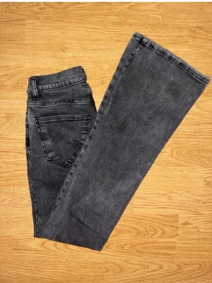 Gråa bootcut jeans i stretch - Snygga gråa bootcut jeans med låg midja, Obs! litet hål under rumpan 