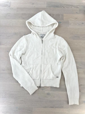Stickad kofta med luva   - Vit stickad hoodie från pull&bear med dragkedja framtill och två fickor, den är storlek s men skulle nog uppskatta den som mindre (xxs/xs) den är tight och croppad i modellen💗ps, har några småfläckar (bilder i slutet)