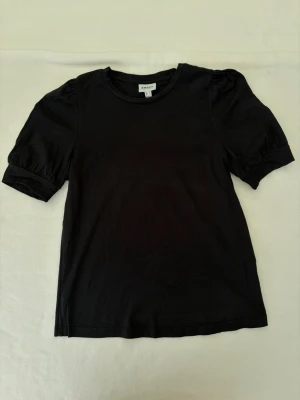 Svart T-shirt med puffärm  - Svart T-shirt med liten puffärm från Vero Moda💞 aldrig använd, storlek S!