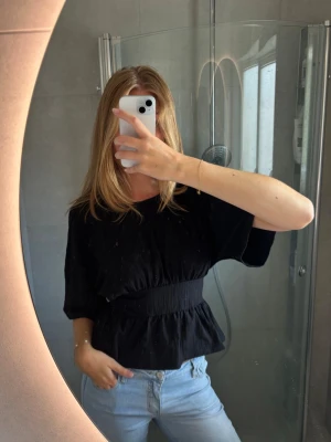 Svart blus öppen rygg - ”Tie back top” från Gina Tricot i storlek S💗💗Tjockare topp/blus med knytning i ryggen🙌Endast använd en gång☺️