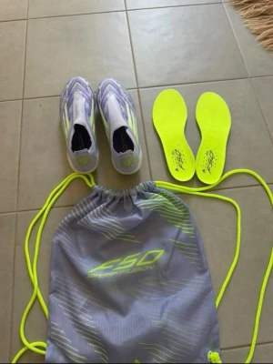 Adidas F50 Sparkfusion Elite laceless  - Säljer ett par helt nya Adidas F50 Sparkfusion Elite Laceless FG/AG i storlek 40. Funkar för både män och kvinnor. Nypris ca 2500kr, säljer för 1500, kom med bud! Helt nya, aldrig använda  - Extra innersulor ingår - Adidas skopåse ingår - FG/AG-dobbar (naturgräs och moderna konstgräsplaner)