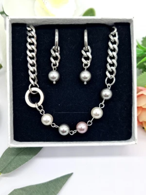 Handgjort halsband med örhängen  - Stilfullt halsband med pärlor. Längd-40cm-45cm. Örhängen-3,5cm. Material-rostfritt stål. 