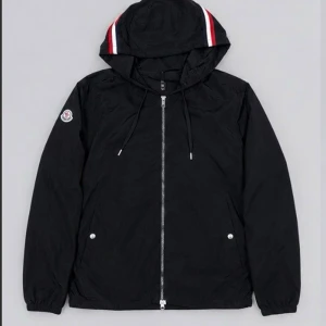Moncler jacka - Snygg vind jacka knappt använd skriv för mer information eller fler bilder