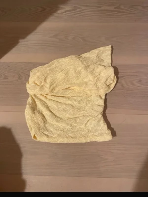 gul off sholder topp - Säljer en fin topp! Aldrig använd 