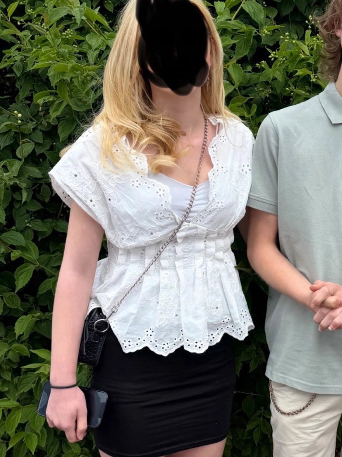Vit broderad blus med volang - 1