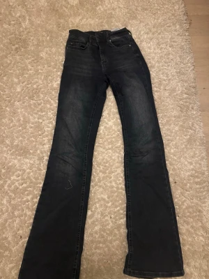 Mörkblå bootcut jeans  - Säljer ett par mörkblå bootcut jeans från ONLY med klassisk femficksdesign och normal midja. De är midwaist. Använda men är i fint skick. Storlek XS/S, de är stretchigt material 💕💕
