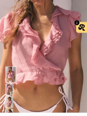 Volang topp  - Rosa/flamingofärgad volang topp från Zara. Storlek M. 