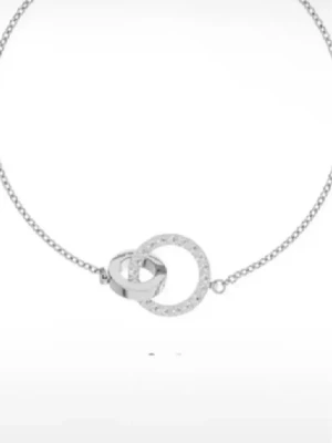 Silverfärgat halsband med två ringar - Stilrent halsband i silverfärg med två sammanlänkade ringar, varav den ena har en slät yta och den andra är dekorerad med små gnistrande stenar. Kedjan är tunn och elegant, perfekt för att lyfta vilken outfit som helst.