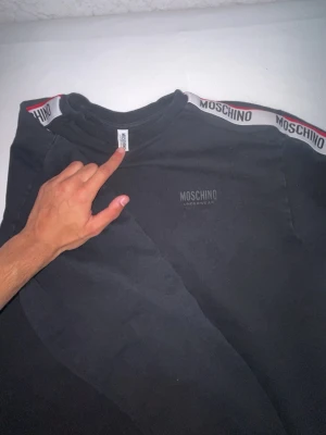 Moschino Tröja - Svart moschino tröja som är aldrig använt.