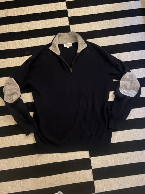 Davida Cashmere Halv Zip - Säljer nu denna sjukt stilrena Cashmere tröja från Davida. Tröjan är halvzip. Den är i toppskick och är extremt sparsamt använd, nypriset är 2799kr och skicket 9/10