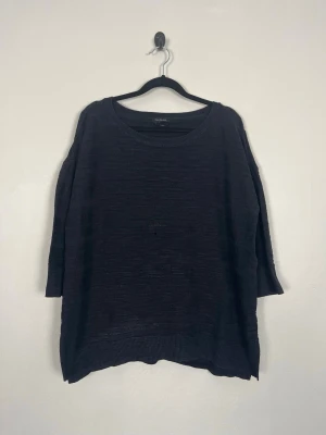 Calvin Klein Jeans stickad finstickad tröja - Svart oversized stickad Calvin Klein-tröja i mjuk bomullsblandning Storlek: L Färg: Svart  Passform: Oversized / Relaxed fit  Krage: Rund hals (crew neck) Material: 52 % bomull & 48 % rayon (viskos) Skick: Denna tröja är i ett okej skick med defekter som blekning och ett mindre hål som syns på bilderna.  Nypris cirka: 900 kr