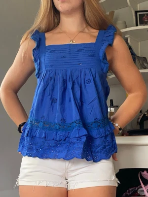 Blå volangblus - Säljer denna blus som är perfekt nu till sommaren. Blusen är köpt second hand men är i bra skick inga fläckar eller abdra defekter💕