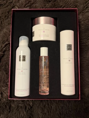Rituals The Ritual of Sakura presentbox - Lyxig presentbox från Rituals med serien The Ritual of Sakura. Innehåller duschskum, kroppskräm, kroppsspray och doftstickor. Produkterna har en fräsch doft av körsbärsblom och ris. Kommer i en elegant rosa presentförpackning med band och dekorativ medaljong. Oanvänd! Kartonger har lite fläckar som ni ser men ingenting som påverkar produkterna
