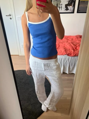 Vita linnebyxor  - Vita raka linnebyxor med resår i midjan och fickor🤍 Går att ha både lågmidjade och högmidjade. Perfekta på sommaren! Materialet är 100% linne. Nypris 600 kr.