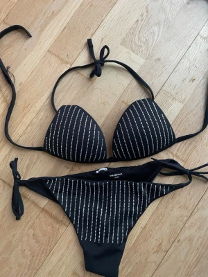 Glittrig svart bikini Calzedonia - Super fin svart bikini med silvriga paljett ränder från calzedonia, knappt använd💞💞Bara att skriva om frågor finns 🤗