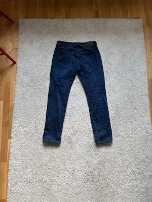 Jack & Jones jeans  - Snygga Jack & Jones jeans (tapered Mike) i storlek 31/32, relativt nya. Säljer för att de är för korta för mig som är 188 Nypris: 649 :- Ytterbenslängd: 102 cm Midja: 41 cm Innerbenslängd: 73cm.                                                    Det är jag som är till vänster på sista bilden. På bilden så var jag ungefär 184. Jeansen kan passa alla mellan 176-185 beroende på hur man vill ha passformen.