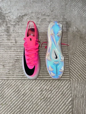 Nike Mercurial Vapor 17 Elite FG - Strl.43 - Hej! Jag säljer ett par Vapor 17 Elite FG, i storlek 43. De är bara använda 1 gång och de är som nya, inga defekter eller något sådant. De säljs här pga att jag använt de 1 gång och då går det inte att göra retur. Kvitto finns på sista bilden! Skorna säljs inte med originalboxen eller skopåsen. Köpta för 3199kr. Fraktas samma dag som betalning, hör av er om ni undrar något, vill diskutera priset eller köpa!