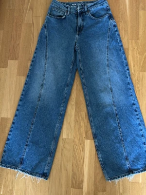 Jeans - Jeans från bikbok med brodering på ena fickan 