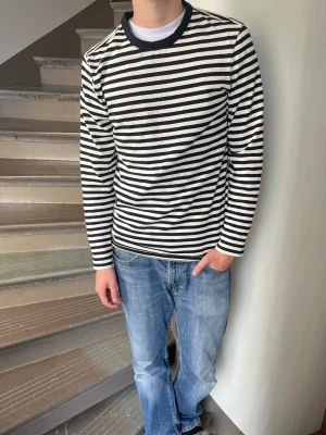 Randig H&M long sleev - h&m långärmad T-shirt. inga defekter. Modellen är 180cm 65kg och bär storlek s.  Fråga gärna frågor! (Kan gå ner mer i pris vid köp av bundles🤩)