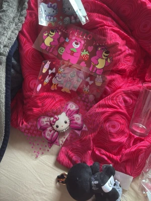 Walps - Ett paket med flera ark klistermärken i kawaii-stil, med motiv som Hello Kitty, nallar och tecknade figurer i rosa, lila och pastellfärger. Perfekt för att dekorera mobil, dator eller anteckningsbok. Flera olika designer och former ingår.