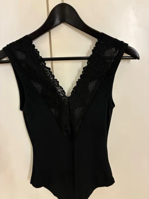 Intimissimi body med spets och v-ringning - Säljer min snygga intimissimi body i strl S stretchig och skön material.