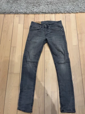 Dondump jeans 29 - Dondump Jean i storlek 29. Mycket bra skick och inga defekter. Priset är diskuterbart. Innerben 76 cm. Midja 37 cm. Längd 100. Hör av er vid funderingar.