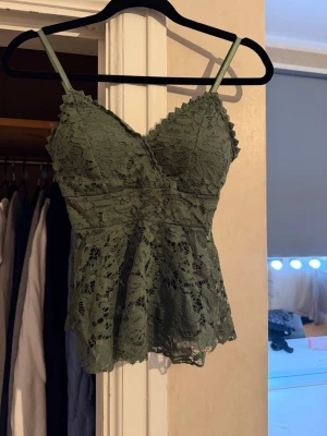 Topp - Säljer denna super fina topp, aldrig använd, det är one size men passar mig som har M, det är en inbyggd bh, köpt på en marknad🩷